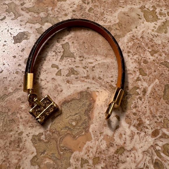 LOUIS VUITTON
Monogram cloth bracelet - Picture 2 of 12